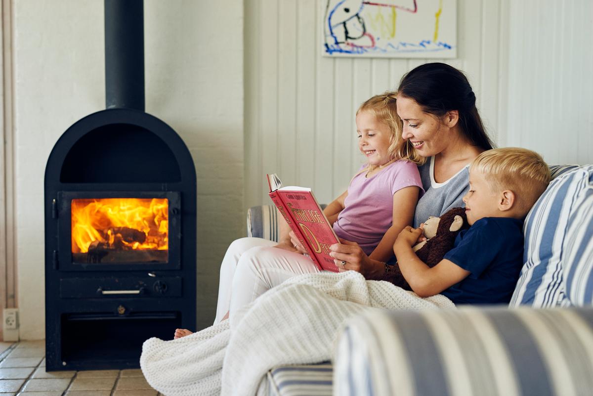 Mutter liest für kindern das Buch vor im eine Ferienhaus im das Küstenland