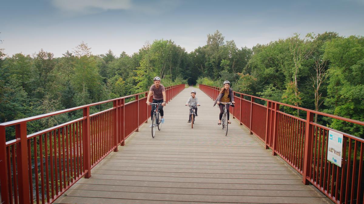 Familie fährt Fahrrad auf der Wiederentdeckten Brücke