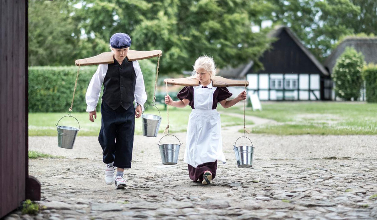 Børn klædt ud på Glud Museum