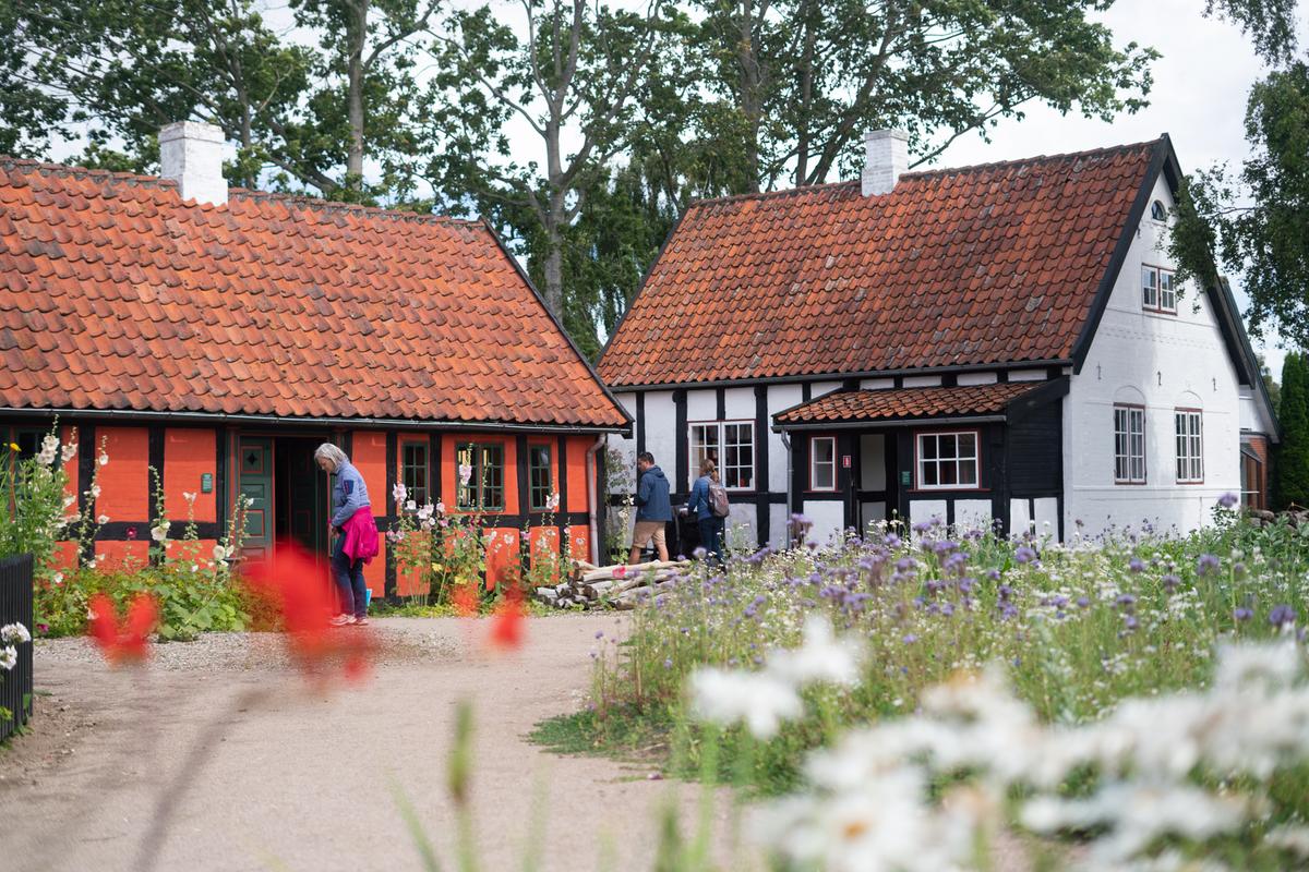folk går ved frilandsmuseet i Glud