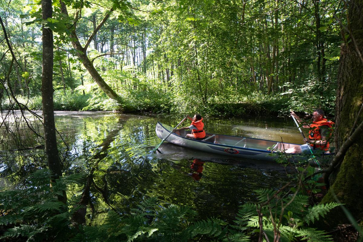 two people are sailing in canoe bei gudenåen bei klostermølle