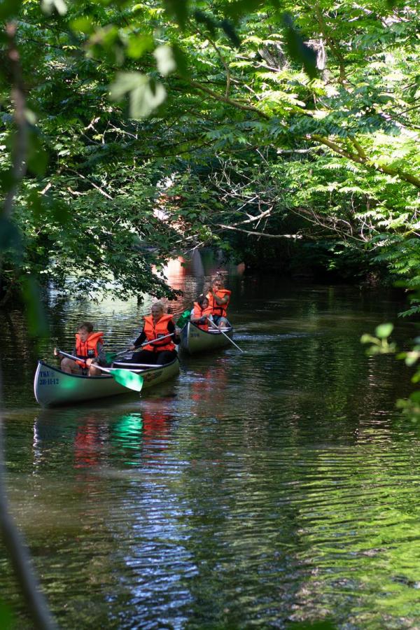 Familie på kanotur på gudenåen i to både