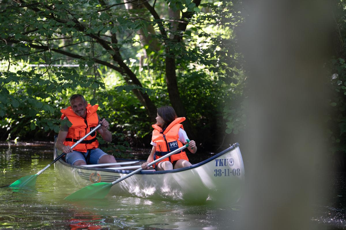 Far og datter på kanotur på Gudenåen