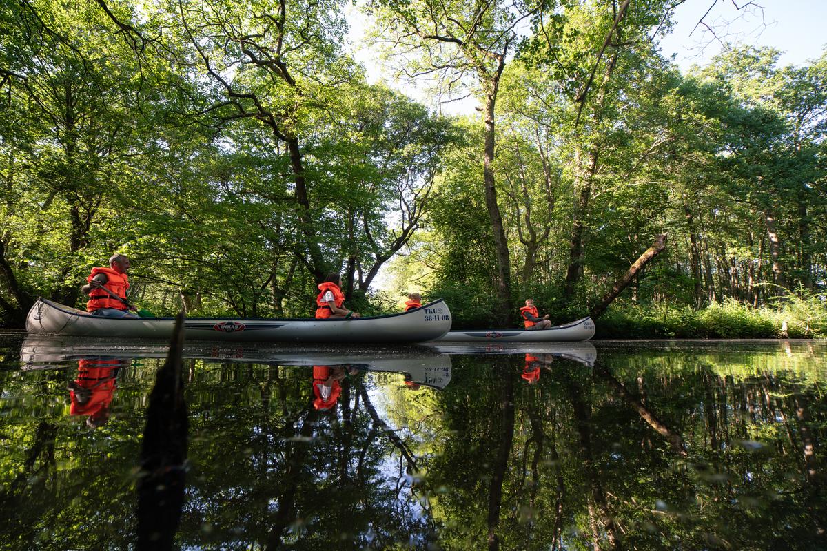 Familie auf eine Kanutour bei klostermølle