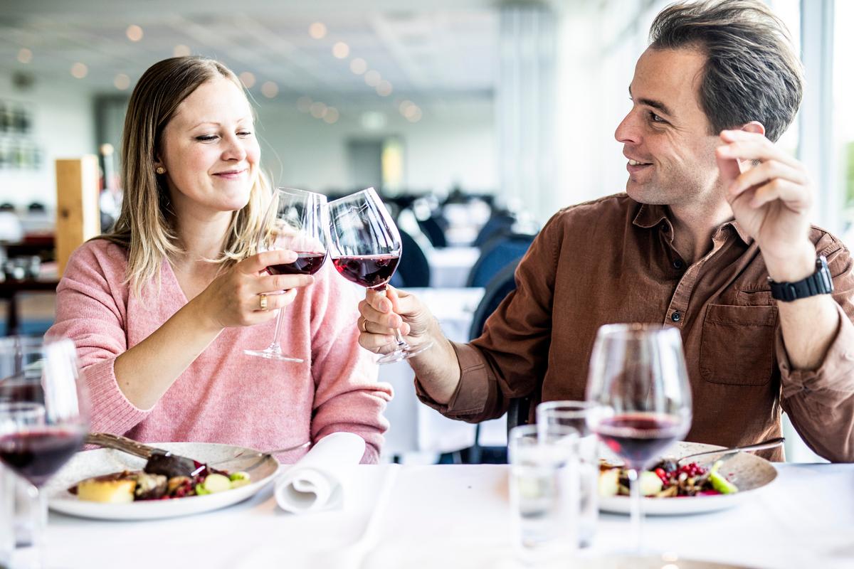 Coulpe eating dinner at Hotel Juelsminde Strand