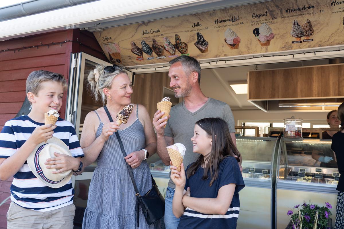 Family eating ice cream in front of Havnens Café & Isbar