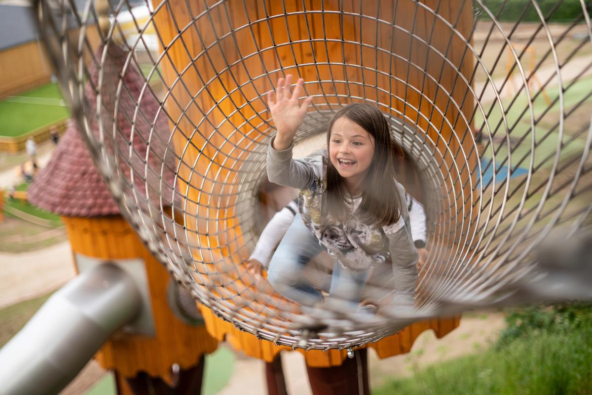 En pige i legetårnet på Juelsminde Naturlegepark