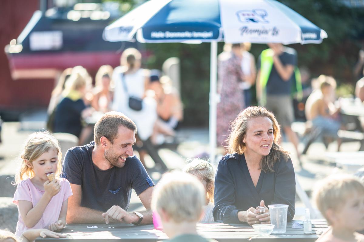 Familie spiser is fra Mosters ishus i Hou