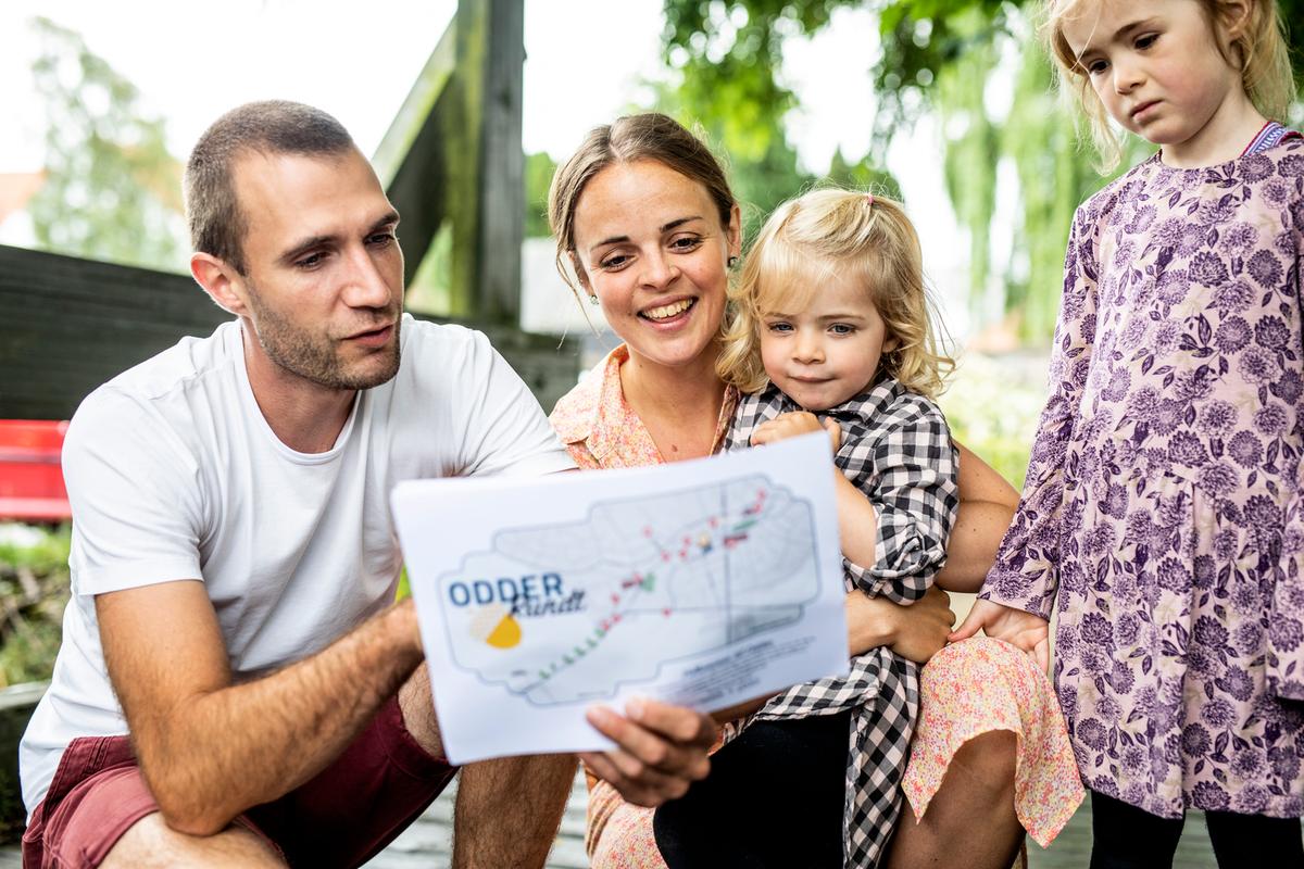 Familie probiert Schatzsuche rund um Odder
