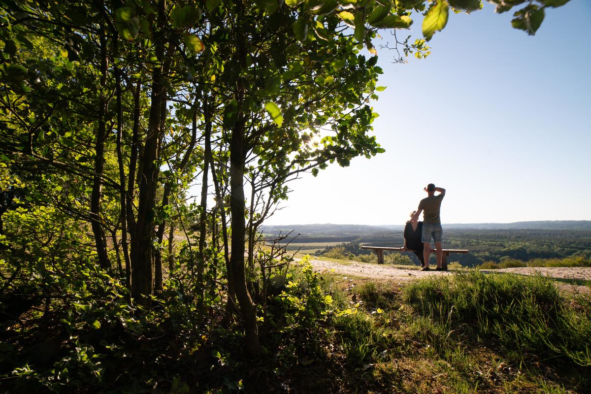 Paar genießt die Aussicht am Zuckerhut