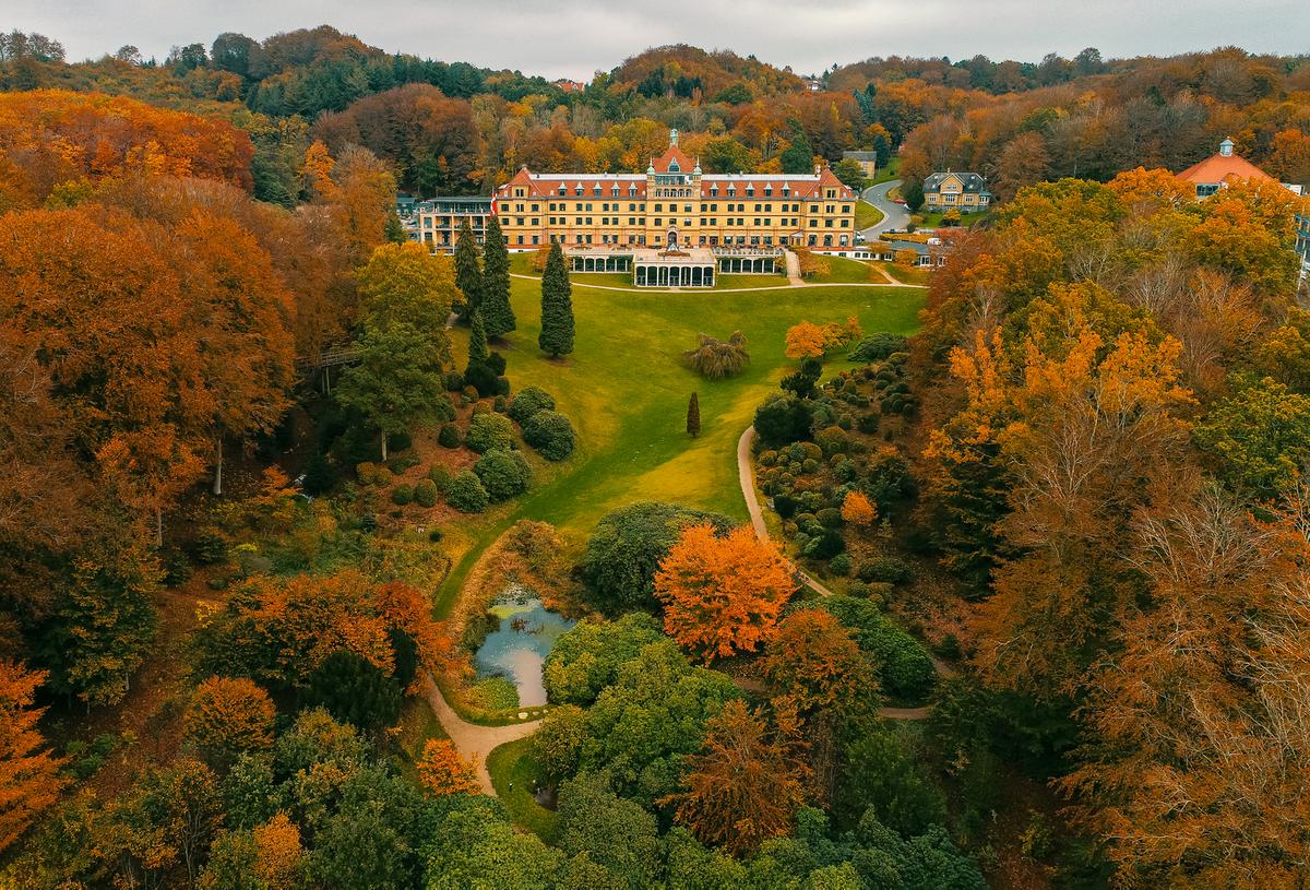 Der park bei Hotel Vejlefjord