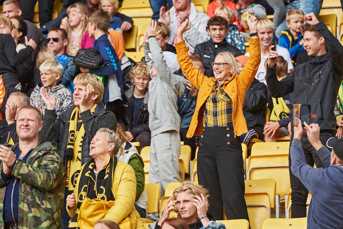 Fußballfans auf der Tribüne in der CASA Arena Horsens