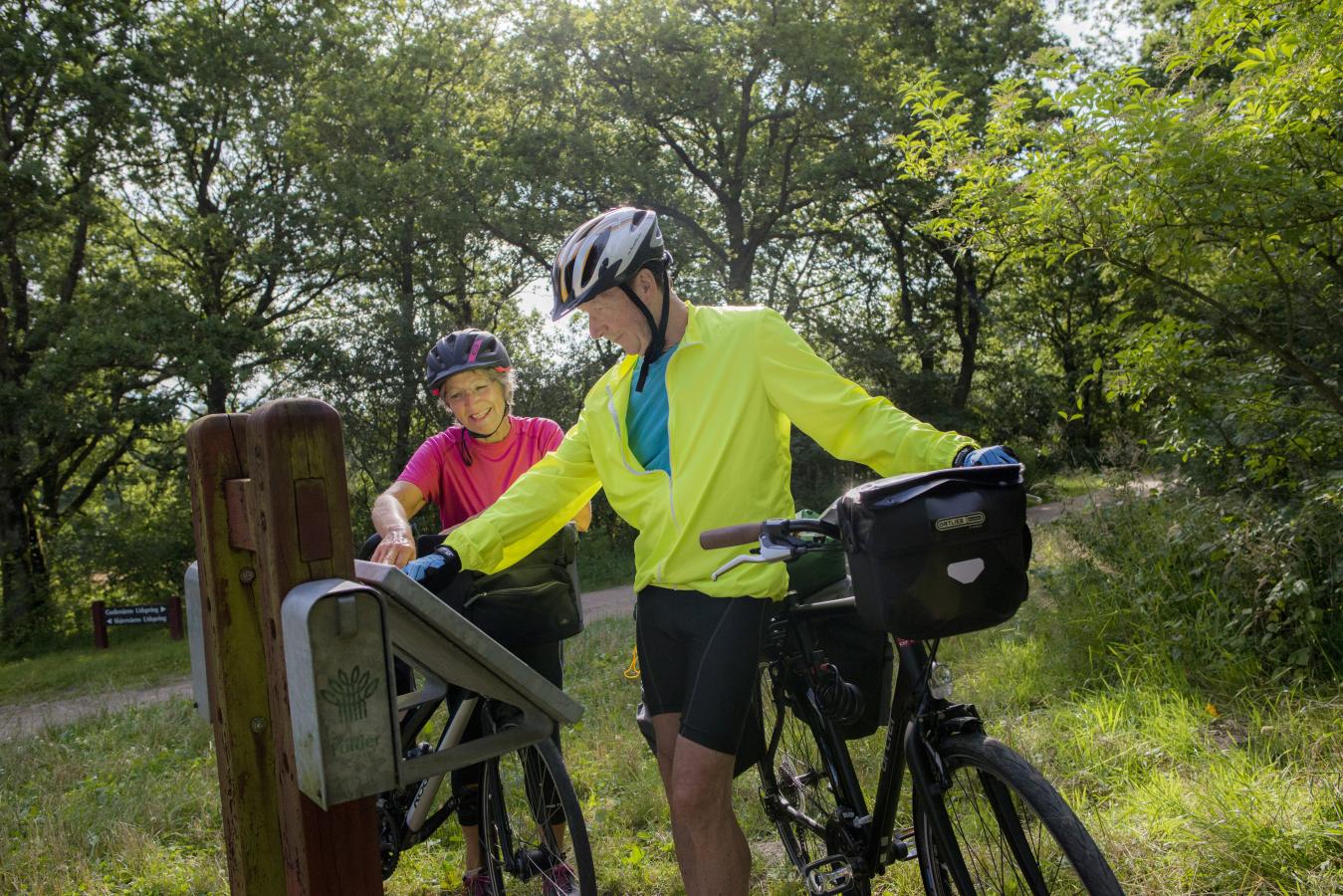 Radfahrer am Gudenå im Küstenland in Dänemark
