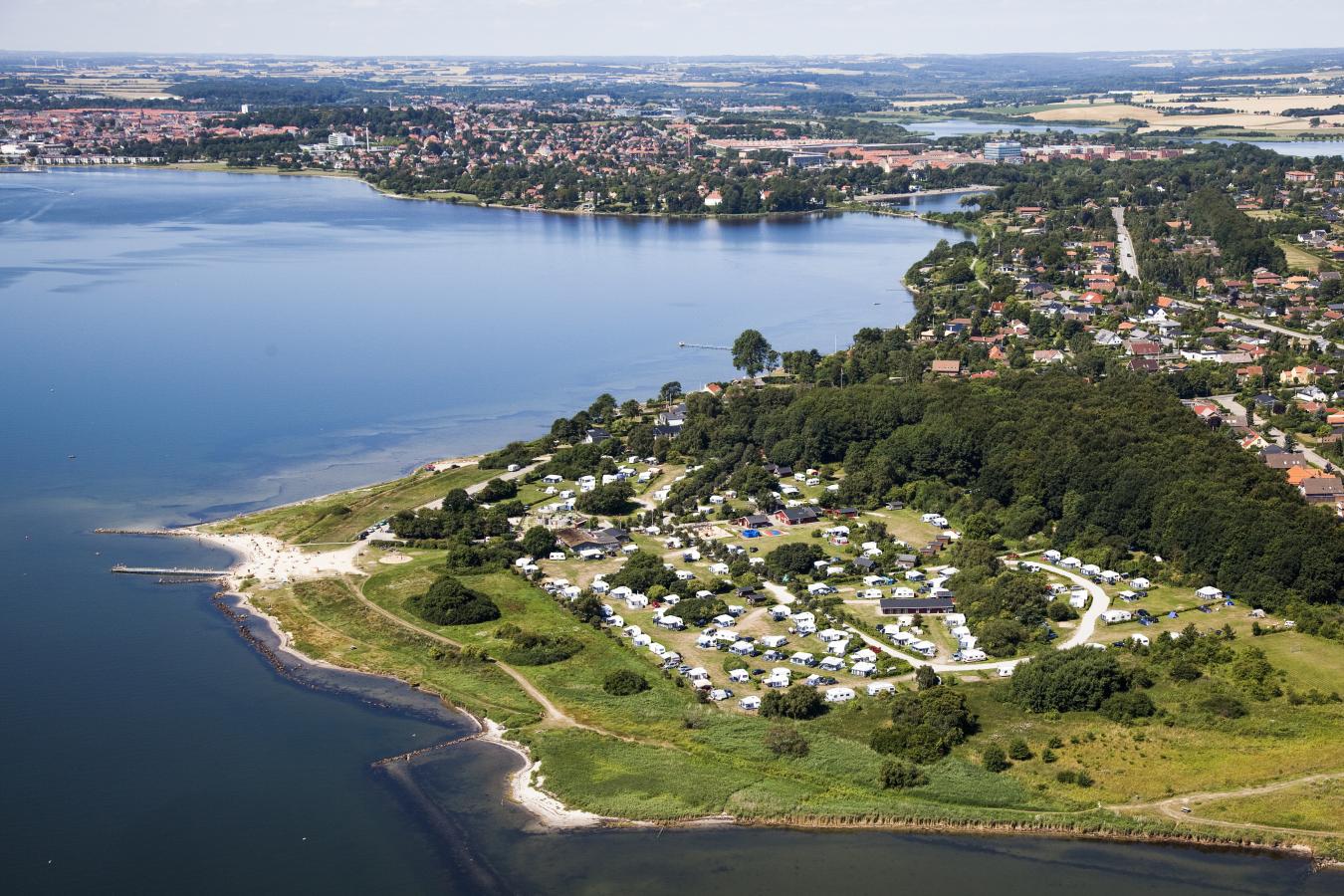 Luftbild von Horsens am Horsens Fjord mit Husodde Strand und Horsens City Camping