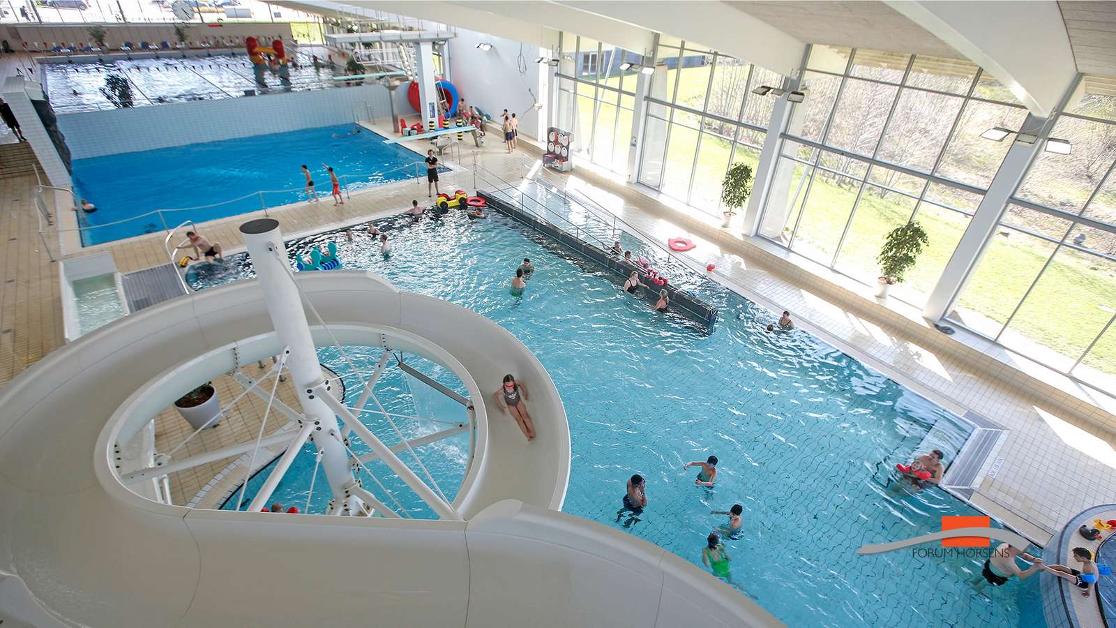 Kinder baden in den verschiedenen Becken im Aqua Forum in Horsens – ein Teil der Urlaubsregion Küstenland