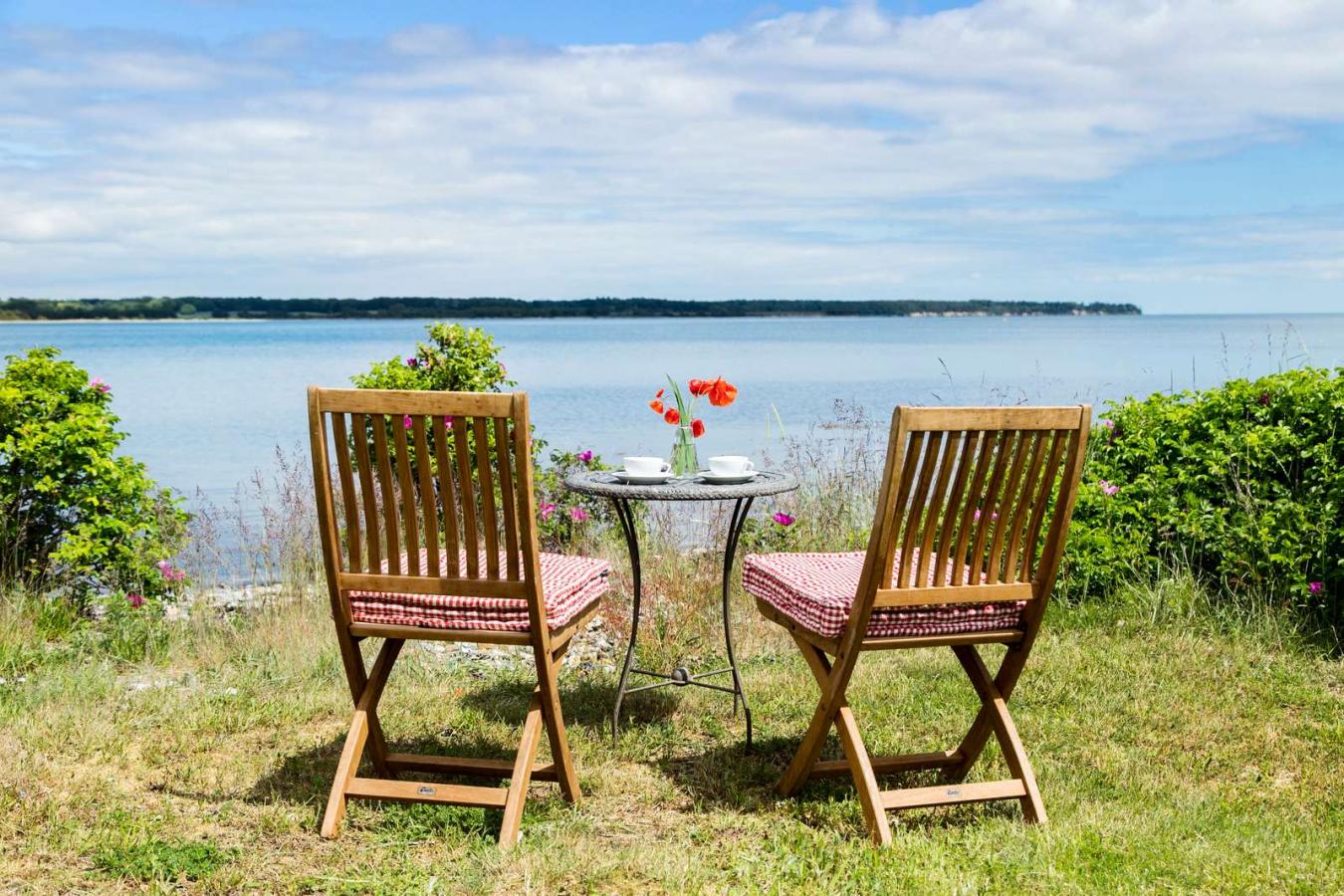 Zwei Gartenstühle und ein Tisch hinunter zum Strand in der Urlaubsregion Küstenland