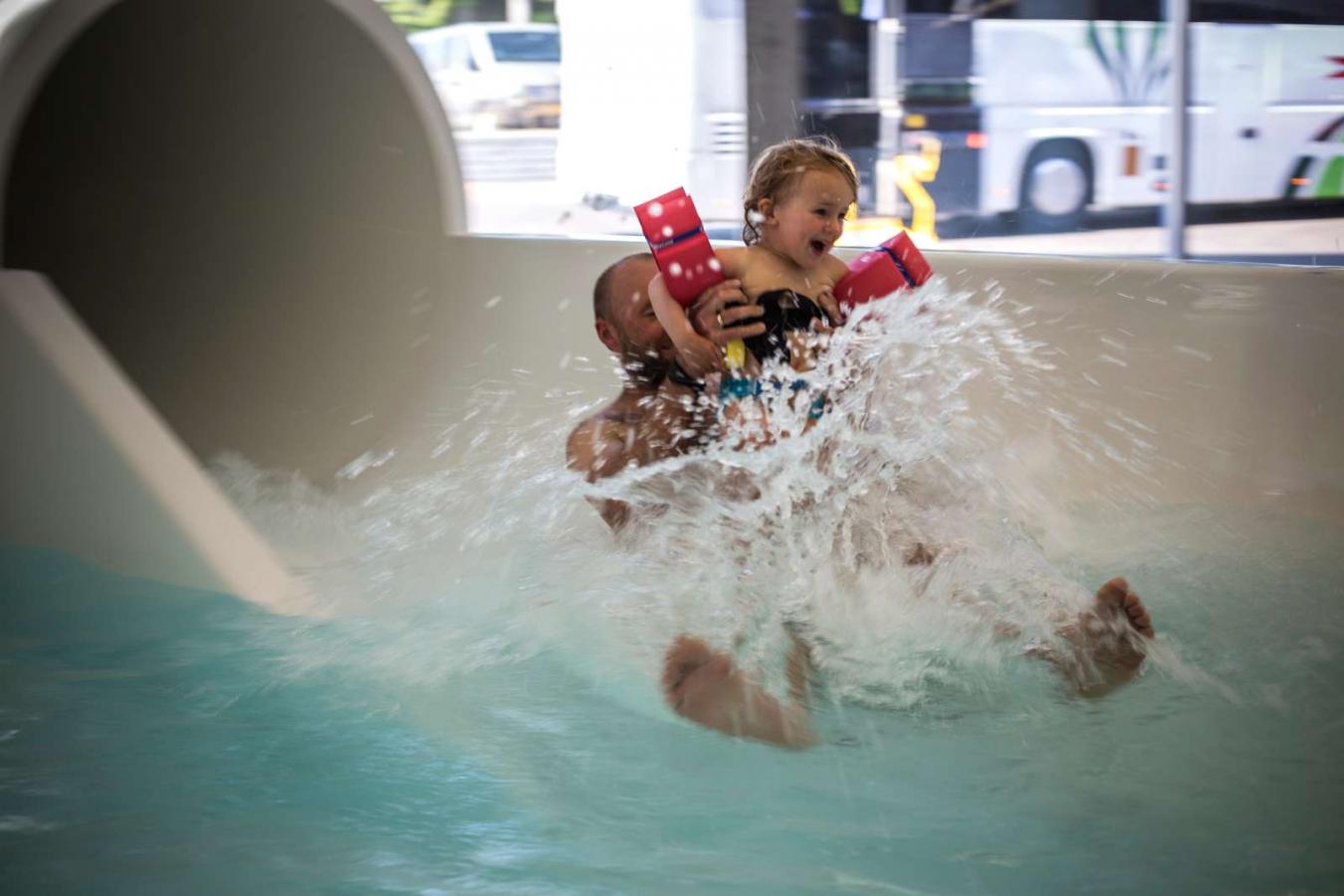 Far og datter kommer flyvende ud af vandrutchebanen i Vandhalla i Hou