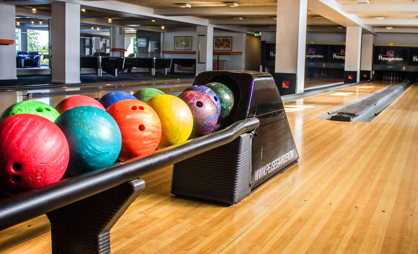 Die Bowlingkugeln liegen einsatzbereit auf der Bowlingbahn im Hotel Pejsegården in Brædstrup in der Urlaubsregion Küstenland