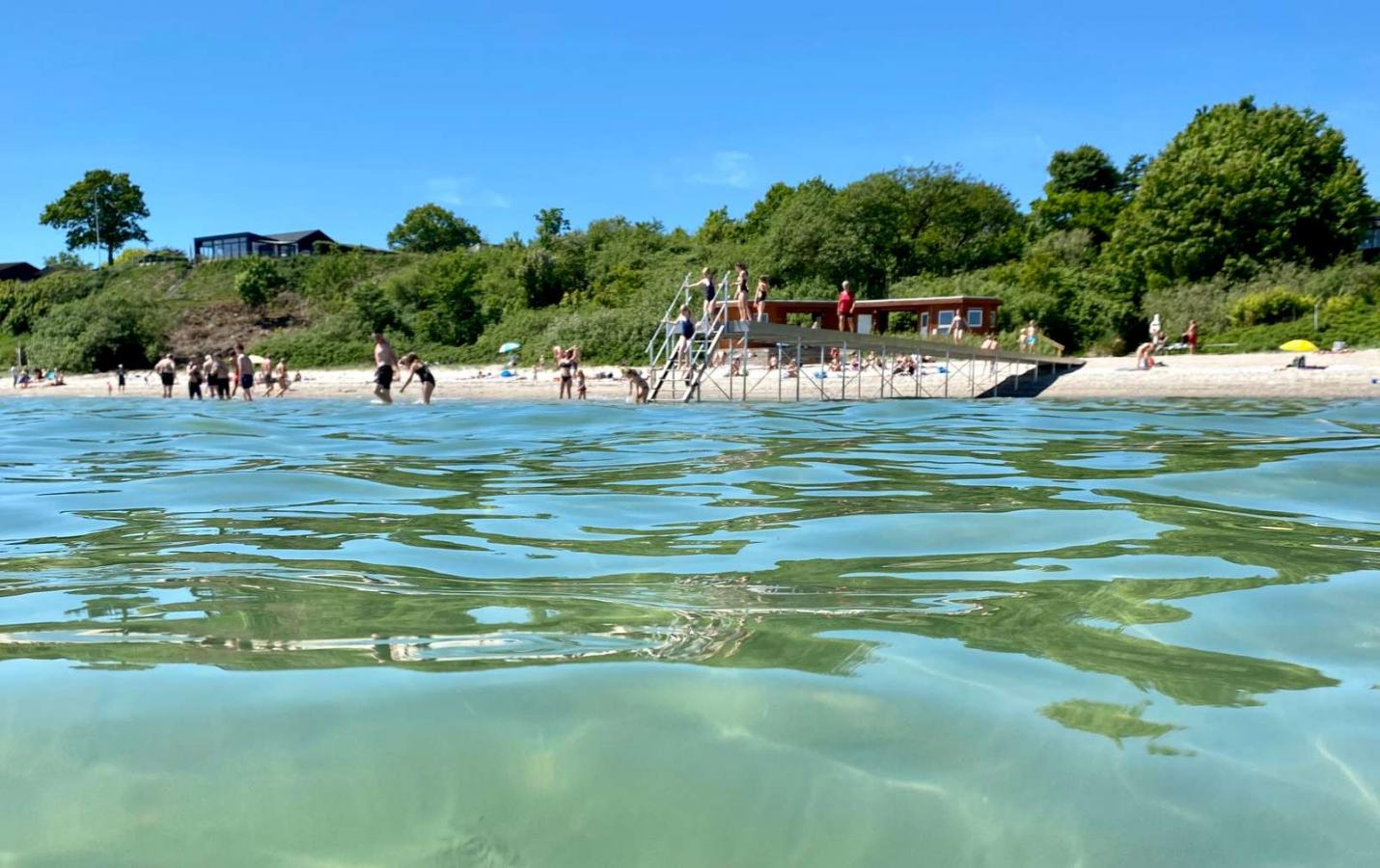 Herrliches Badewasser bei Rude Strand an der Küste von Odder – ein Teil der Urlaubsregion Küstenland