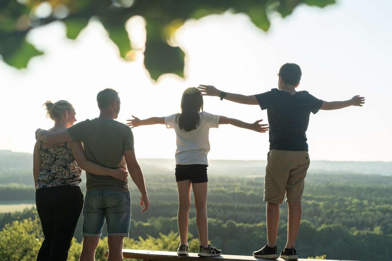 Familie nyder udsigten fra Sukkertoppen i Destination Kystlandet