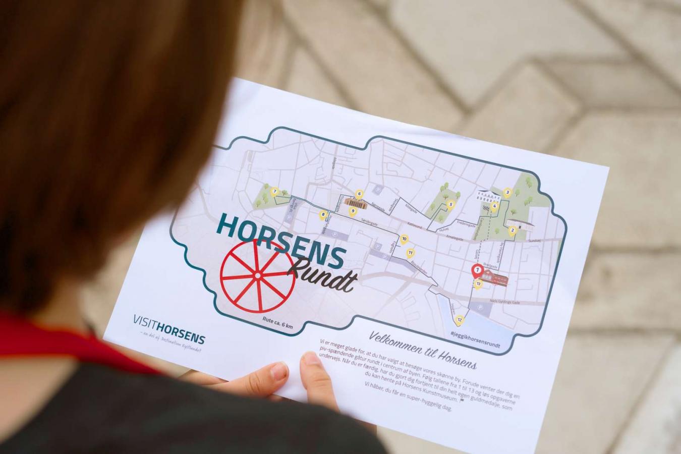 Dreng holder på skattekort