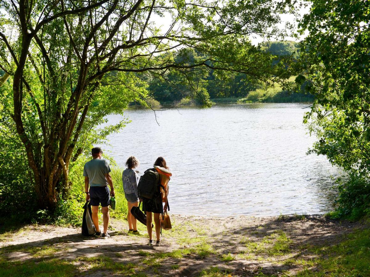 Familie står ved bredden af Naldal Sø