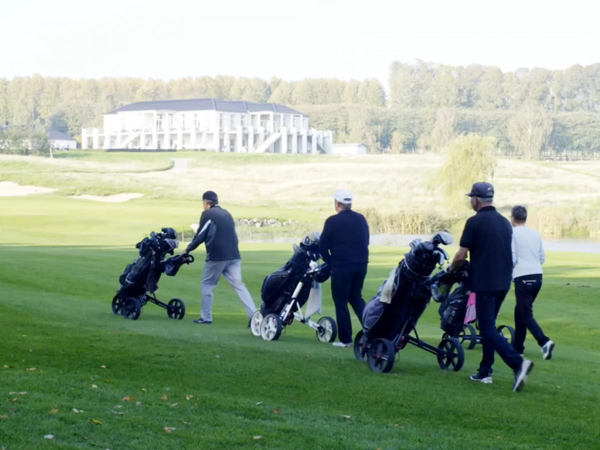 Vier Golfspieler auf dem Platz des Stensballe Golfklub