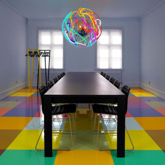 Mødelokale på Horsens Kunstmuseum med gulv og lampe af Erik August Frandsen