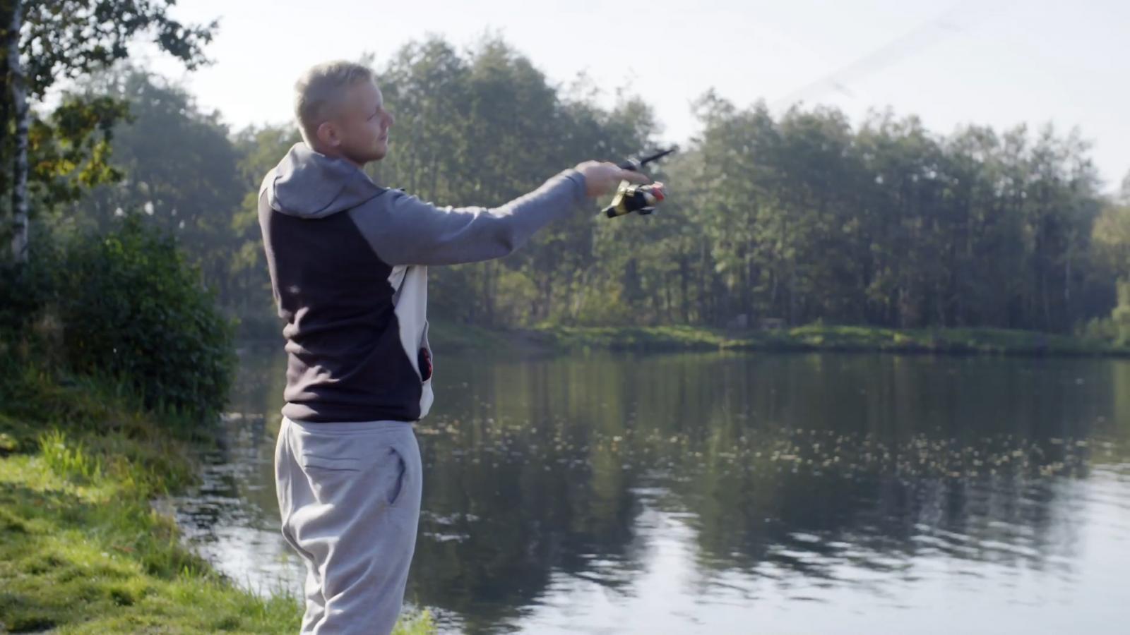 Mand svinger fiskestangen ved Fyelmose Put & Take