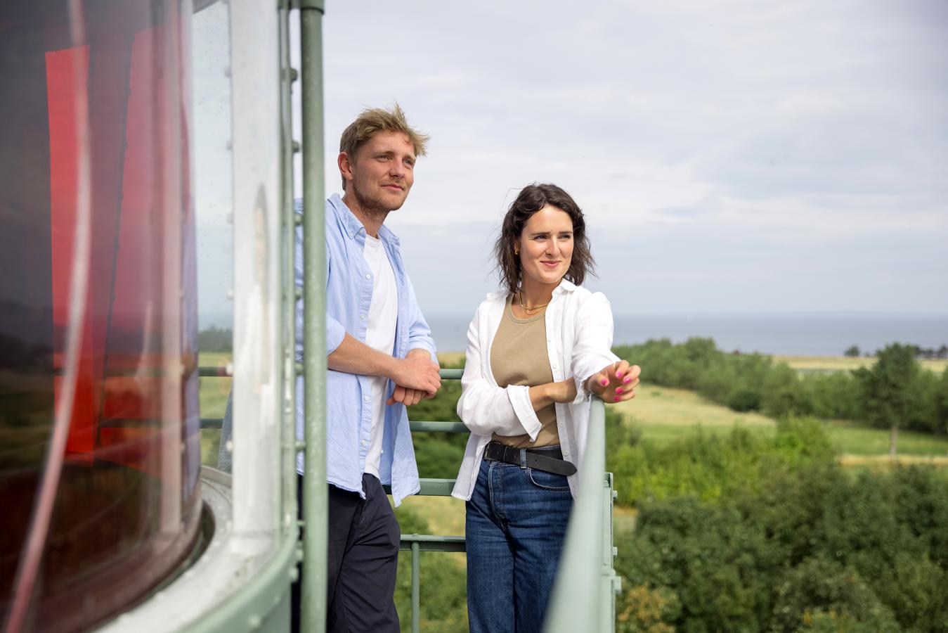 Par nyder udsigten fra kirke- og fyrtårnet på Tunø - en del af Destination Kystlandet