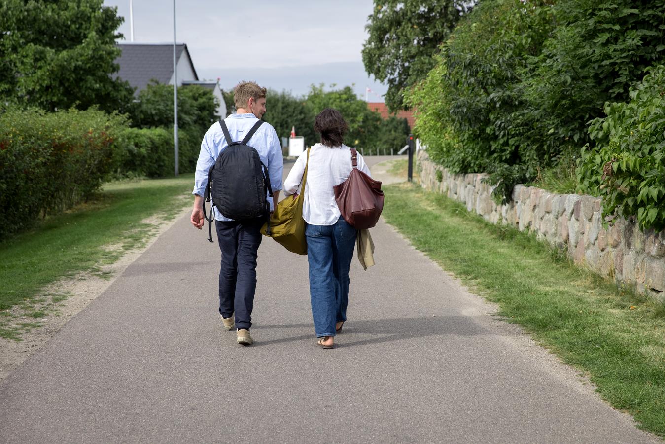 Par går langs vej på Tunø - en del af Destination Kystlandet