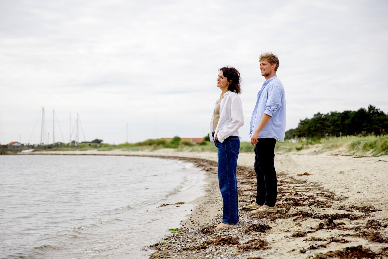 Par i vandkanten på stranden på Tunø - en del af Destination Kystlandet