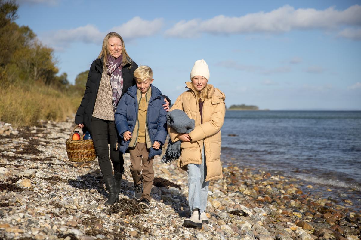 Kysing Næs i Destination Kystlandet, picnickurv, mor, datter og søn på tur 