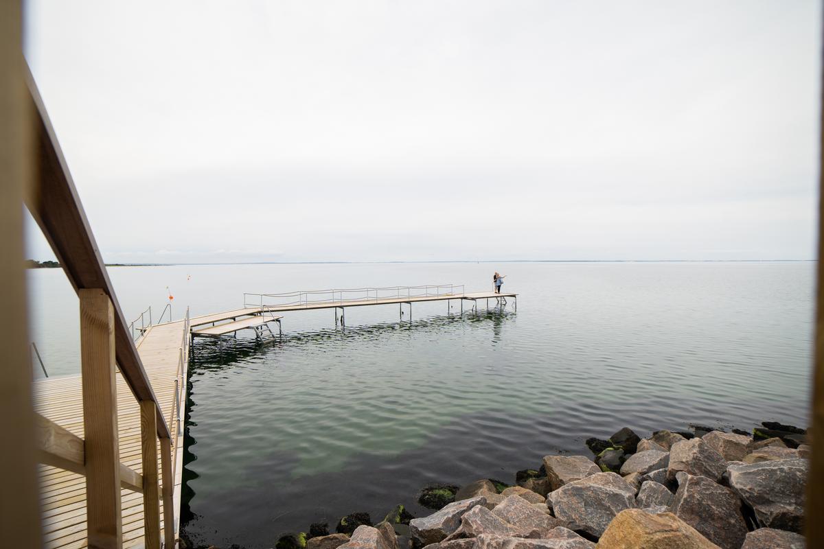En badebro i Kattegat ved Endelave med et par