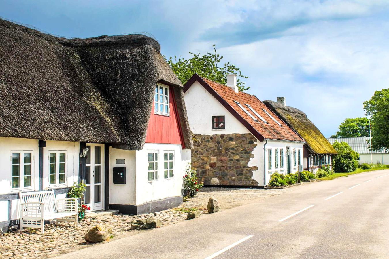 Häuser auf der idyllischen Insel Alrø im Horsens Fjord, von der Hauptstraße aus gesehen – ein Teil der Urlaubsregion Küstenland