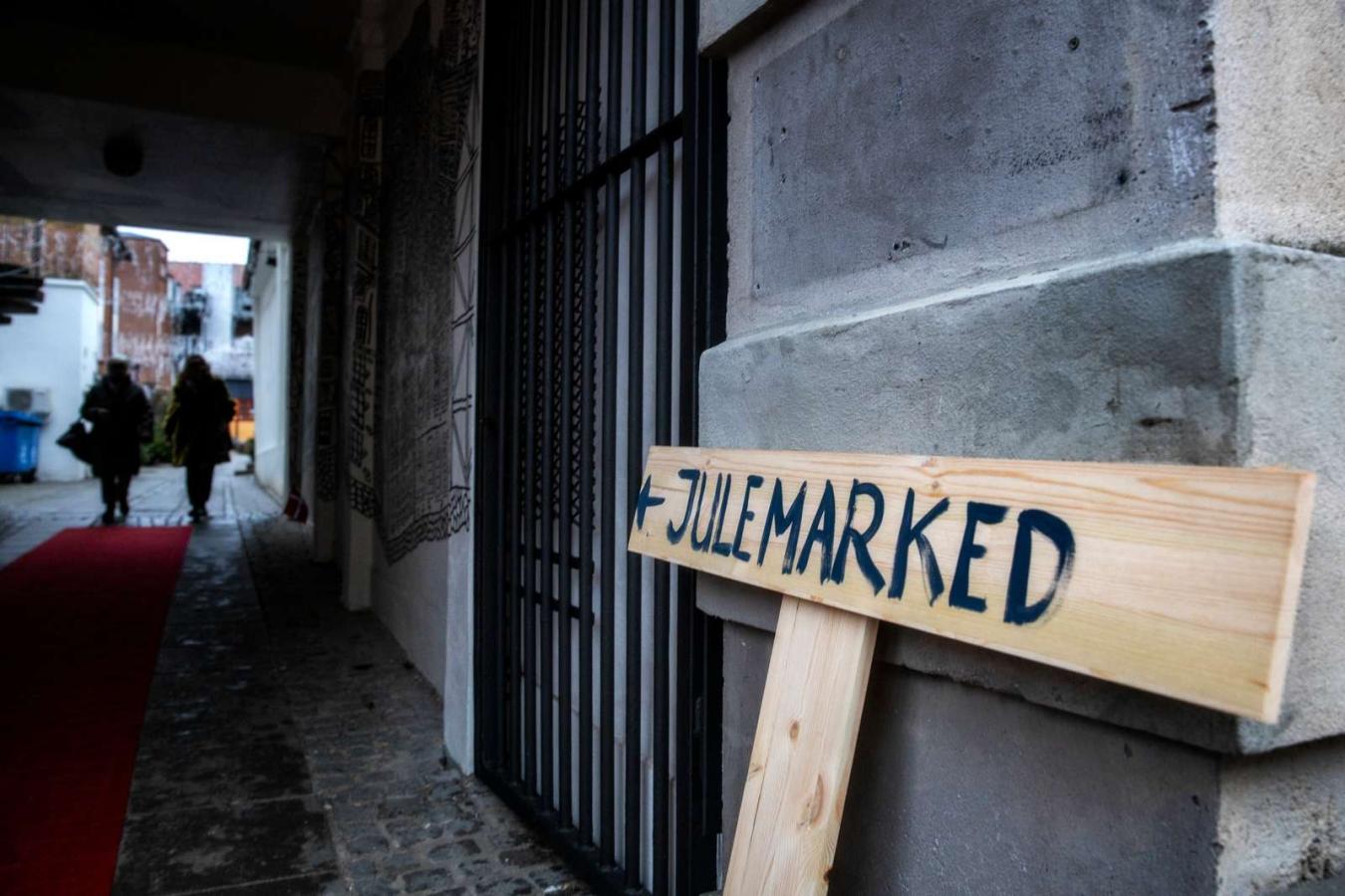 Skilt mod Julemarked i passagen i Horsens