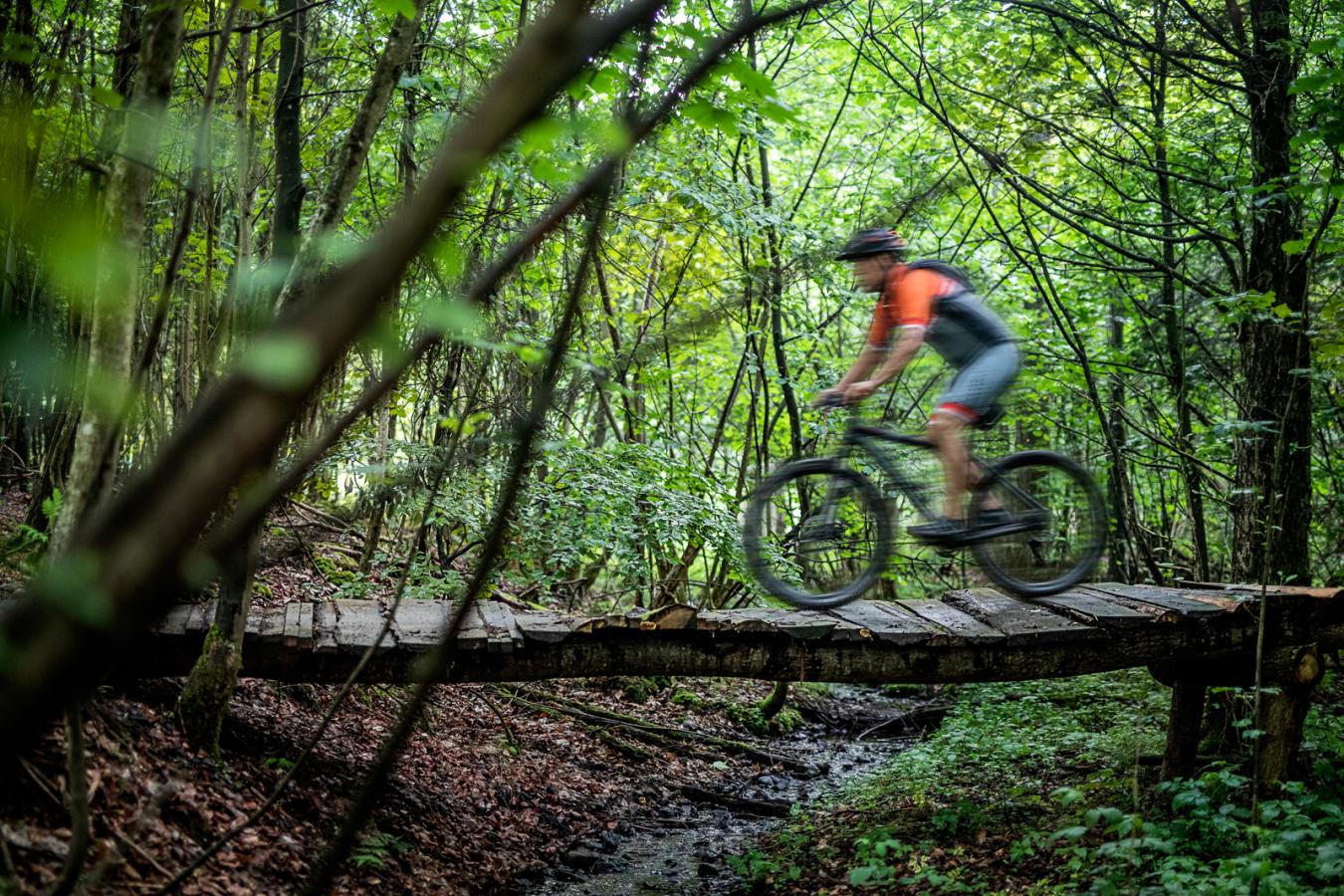Mann fährt in Odder mit dem Mountainbike über eine Brücke