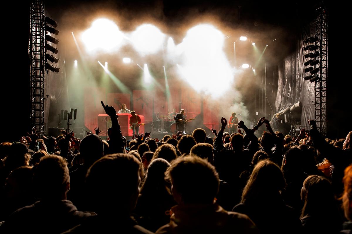 Hände in der Luft vor der Bühne am Abend beim Wall of Sound in der Urlaubsregion Küstenland