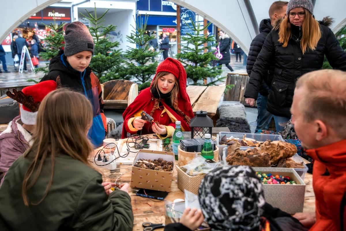 Børn og familier sidder og laver kreative sysler i Horsens juleby