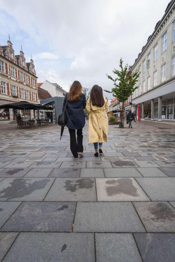 Zwei Frauen gehen durch die Søndergade in Horsens – ein Teil der Urlaubsregion Küstenland