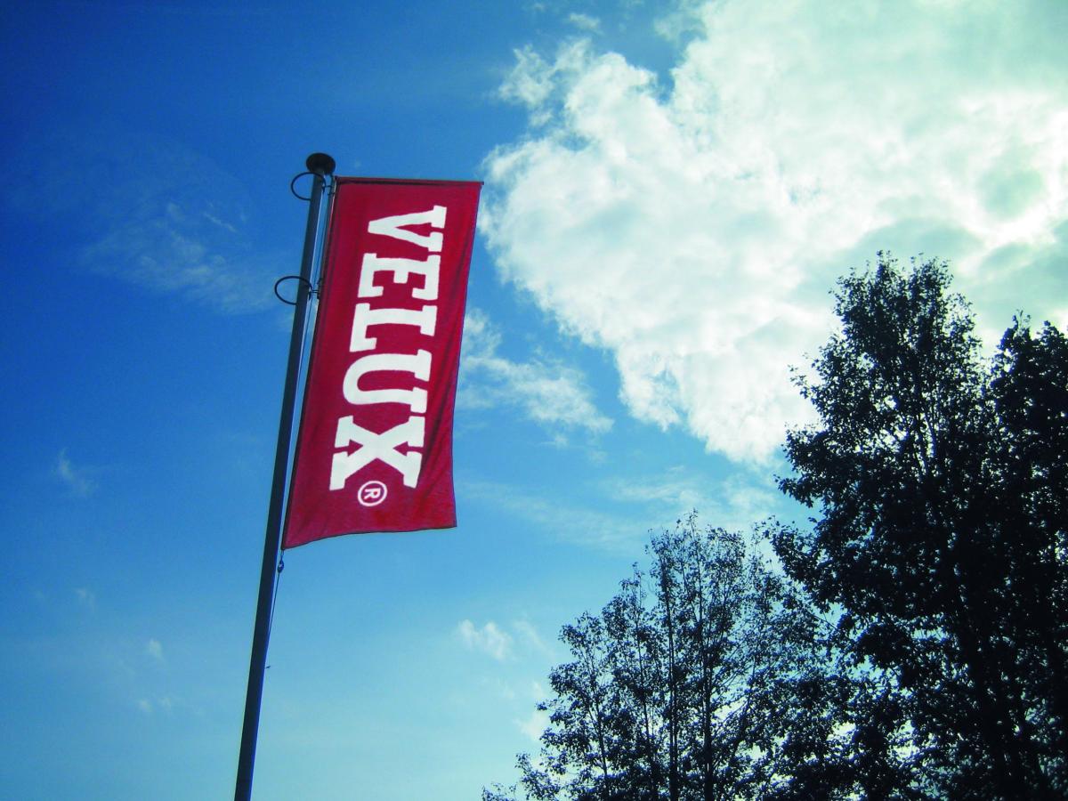 Velux flag på blå himmel ved Østbirk ved Horsens 