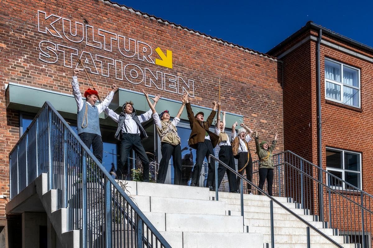 Forestilling på trappen af Kulturstationen i Horsens Centrum for børn
