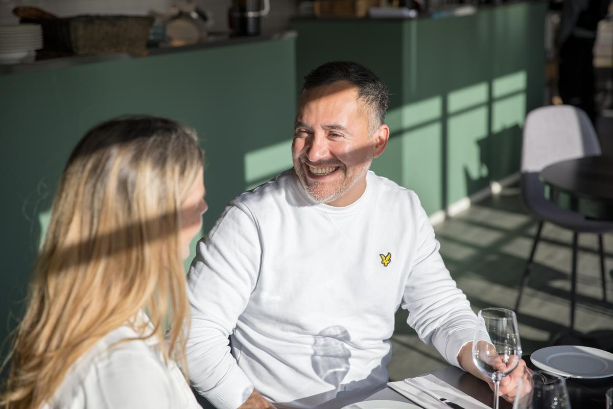 En mand og en kvinde nyder en stund på restaurant Det Gamle posthus i Brædstrup ved Horsens