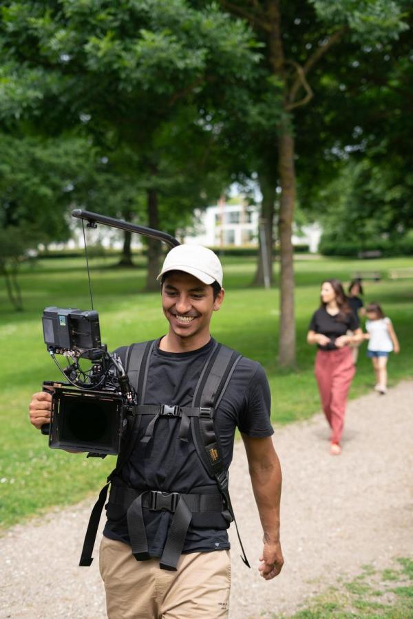 Kamera mand filmer i Lunden i Horsens