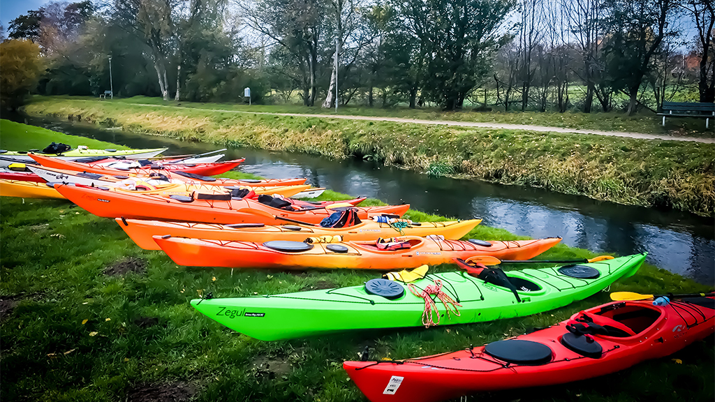 Kajaks am Ufer des Gudenå in Tørring