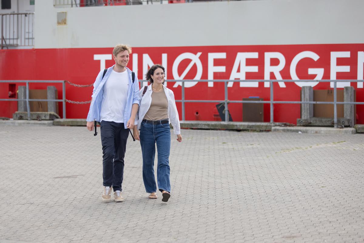 En mand og en kvinde går fra Tunøfægen i Det Østjyske Øhav
