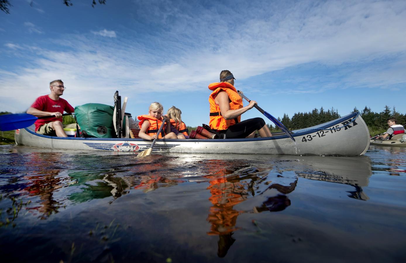 Familie sejler i kano på Gudenåen