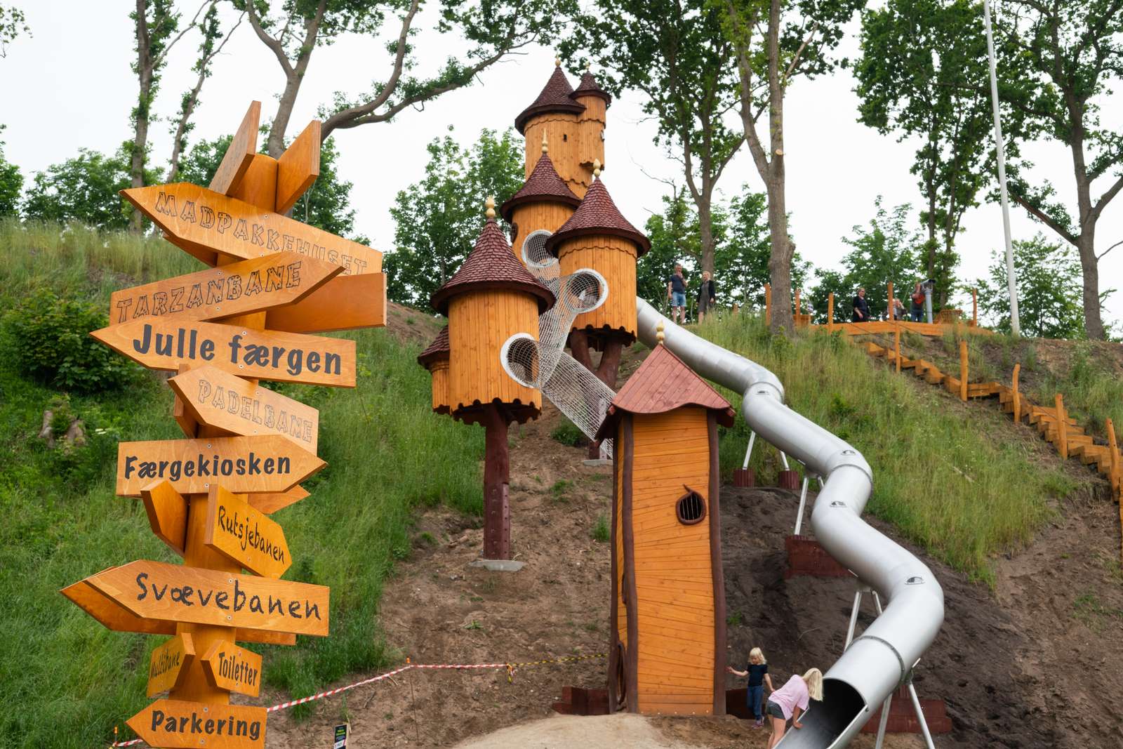 Klatretårnet på den store udendørs legeplads i Juelsminde