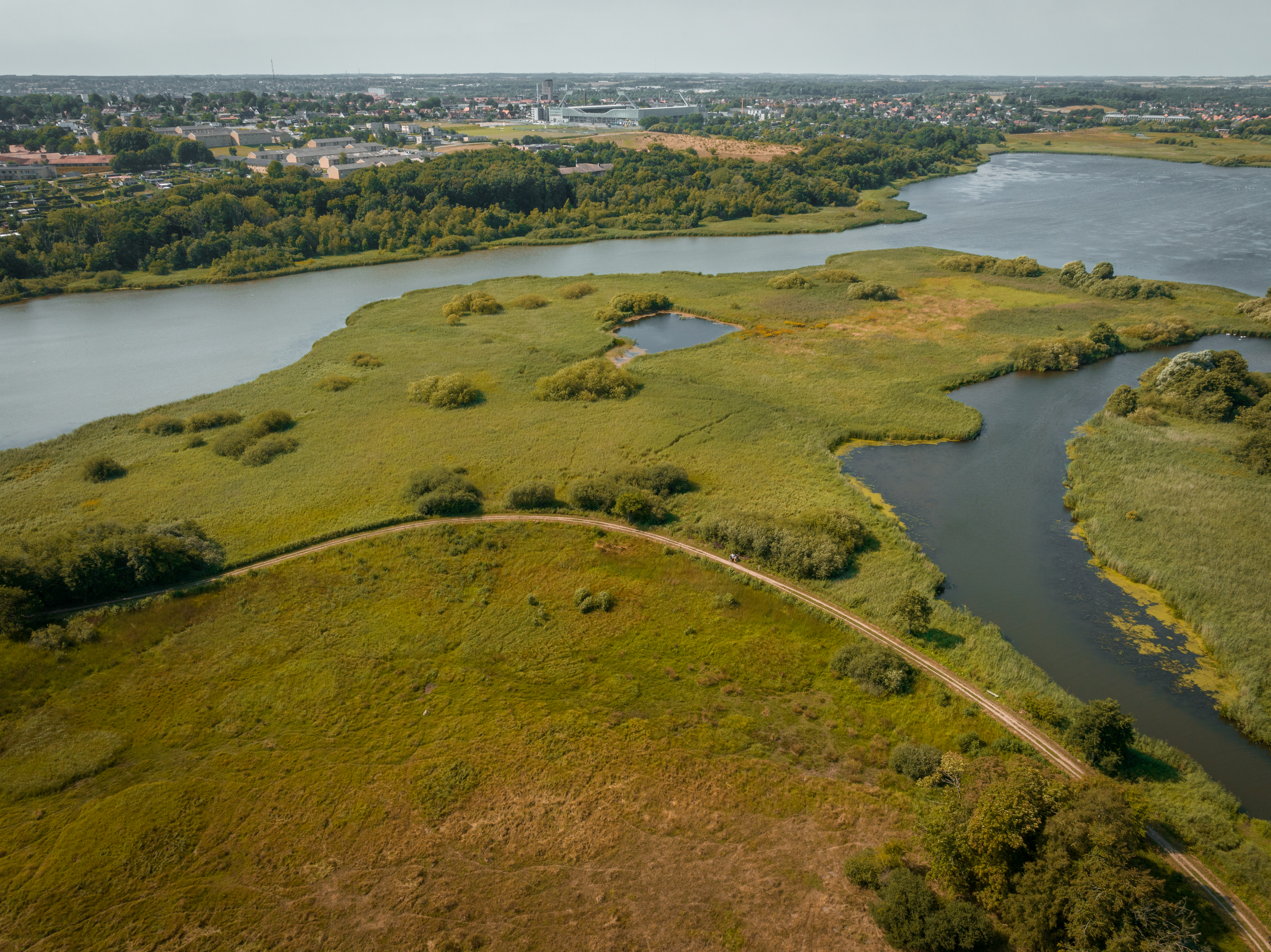 Dronebillede af naturområdet Nørrestrand med den nedre sti