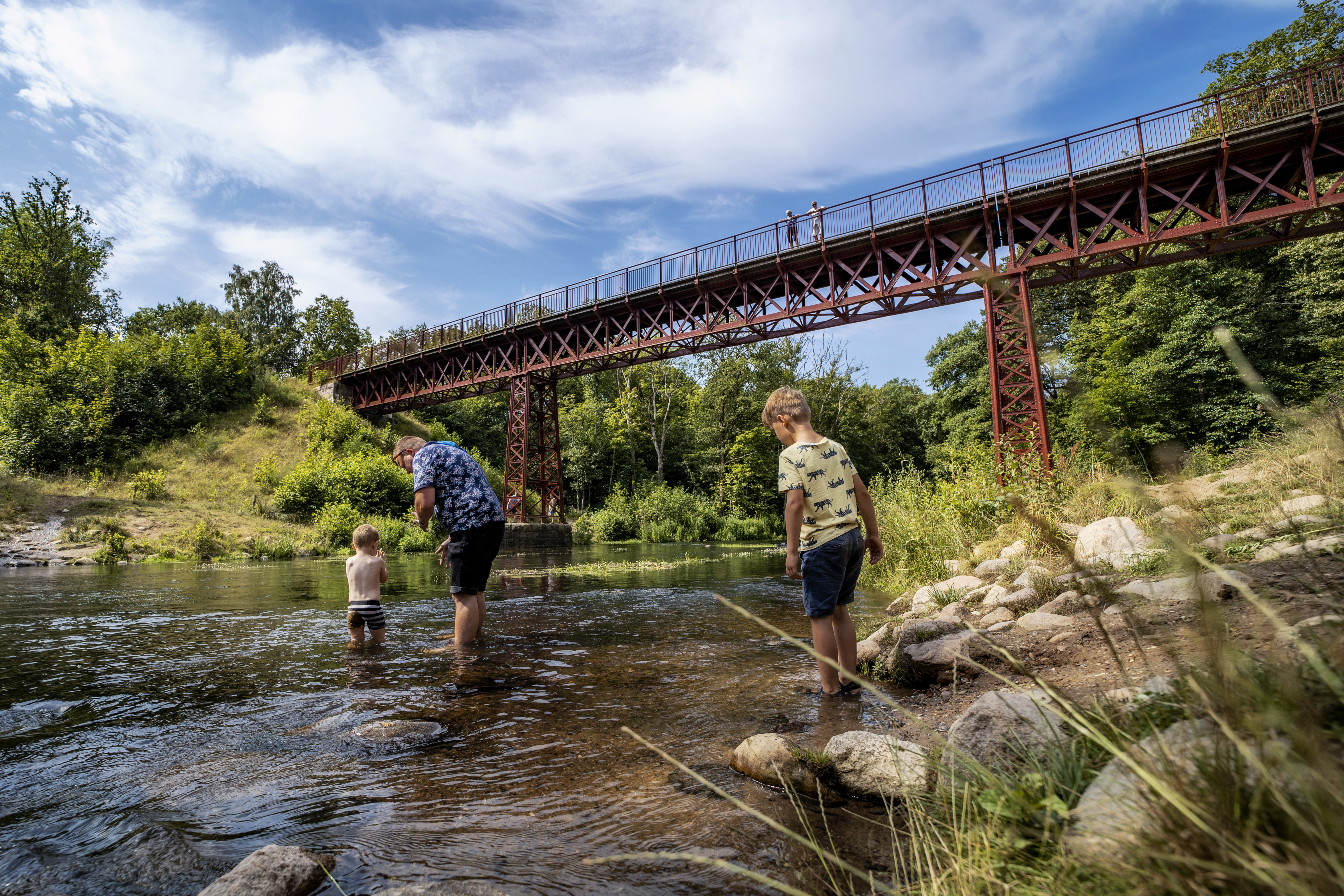Familie ved Den Genfundne Bro